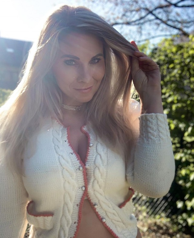 Она в самом соку. Зрелые 2021