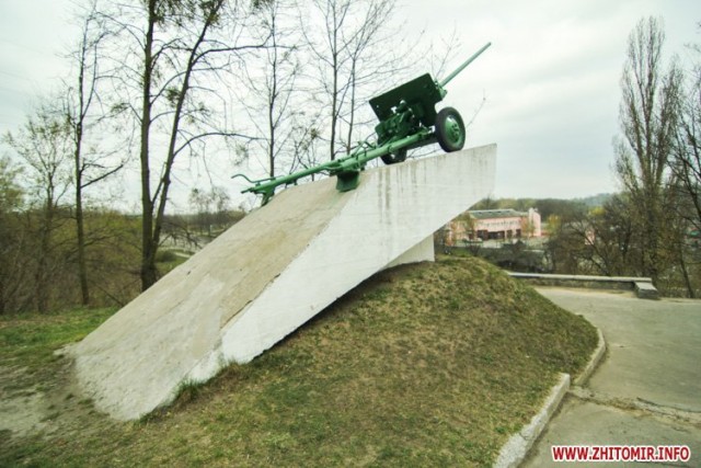 Советские монументы и уличные памятники