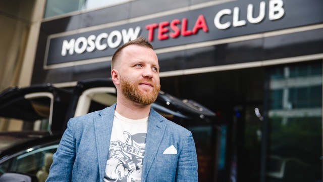 Крупнейший российский поставщик электрокаров Tesla кинул покупателей на сотни миллионов рублей. Офис компании закрыт, а счета заблокированы.