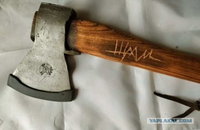 У каждой уважающей себя девушки должен стоять окровавленный топор за дверью.