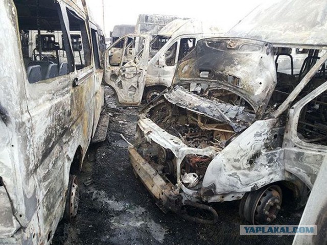 В Мурманске сжигают маршрутные такси
