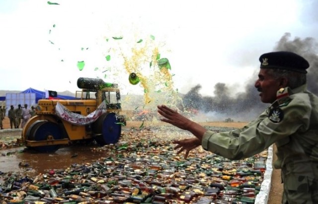 Водку бей, ломай бутылки