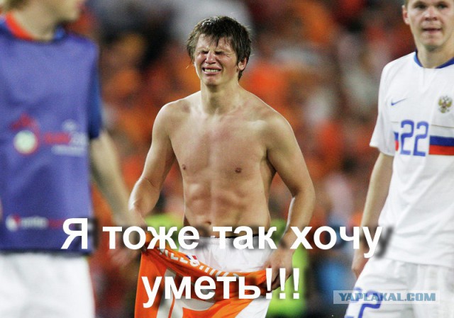 Малыш убирает игрушки