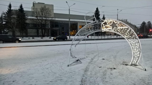 В Петрозаводске местный дрифтер решил навалить боком около ёлки, но навыков парню явно не хватило