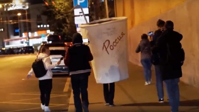 Мужчину оштрафовали на 10 000 рублей за прогулку в костюме бумажного стаканчика по Москве, которая прошла в сентябре