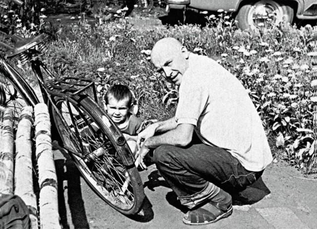 Счастливые папы: 25 атмосферных фотоснимков советских знаменитостей со своими детьми