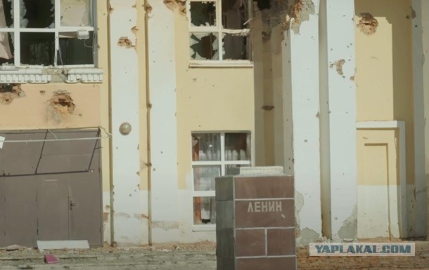 Украинские военные снесли памятник Ленину в Судже