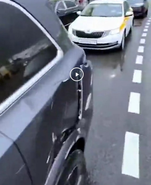 Блогер Хизри Запиров стоял в пробке в центре города