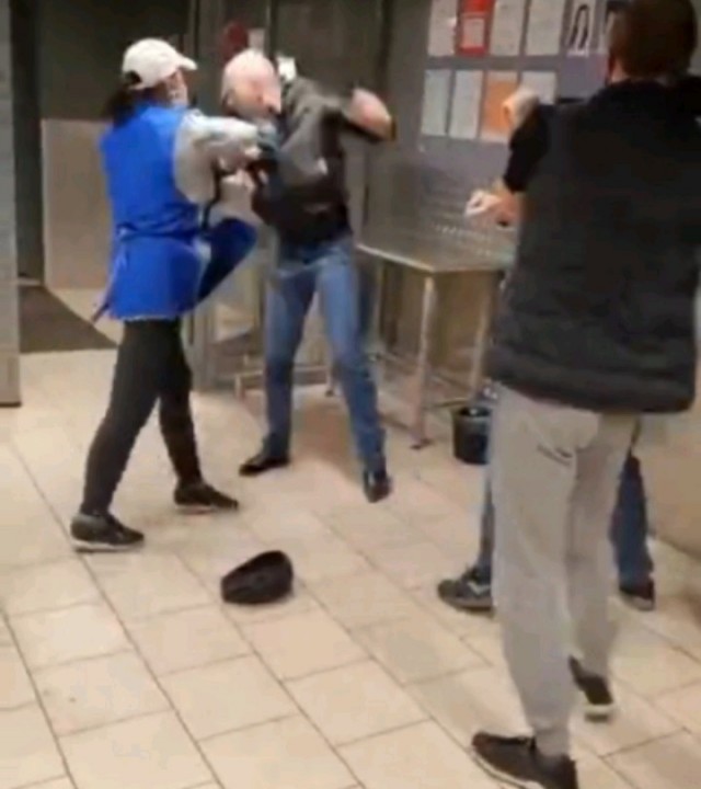 Коня на скаку остановит...