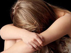 Изнасиловал первоклассницу на глазах четырехлетней