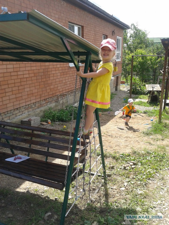 Качели из хлама