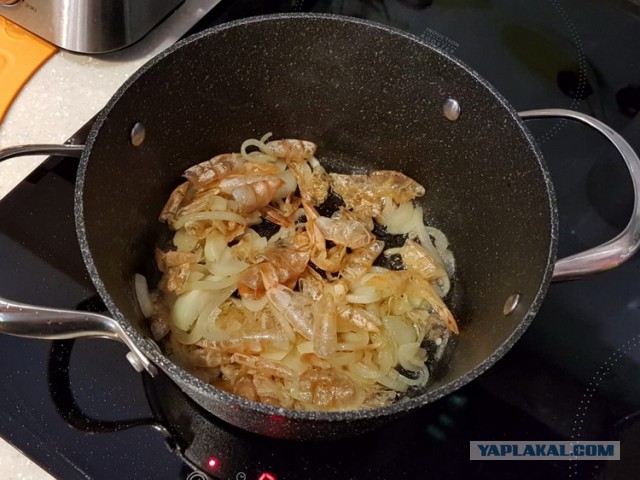 Том Кха Кунг — острый суп на кокосовом молоке с креветками