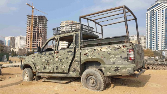 Выставка трофейной военной техники в Баку