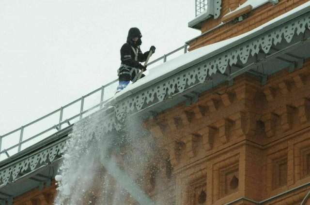 В Москве увеличили штраф для юридических лиц за неуборку крыш от снега и сосулек до полумиллиона рублей