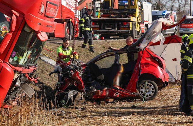 В Австрии водитель погиб, врезавшись в грузовик — два года назад на этом шоссе точно так же погибла его сестра