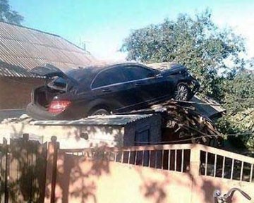 Футболист залетел на "Мерседесе" на крышу дома