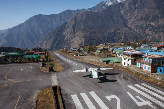 При столкновении самолета и вертолета в Непале погибли три человека