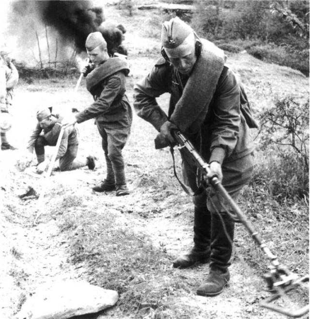 "Хоронили по частям". Подвиг гражданских девушек на разминировании 1944-46 г.
