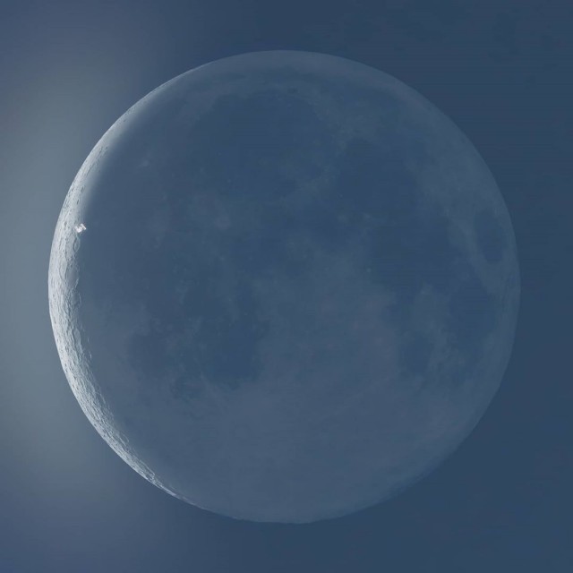 МКС на фоне Солнца и Луны,чтобы сделать такой кадр фотографу потребовались сразу две камеры для телескопов и специальные фильтры