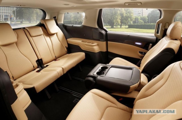 Огромный вэн Kia Carnival: в России от 2,6 млн рублей