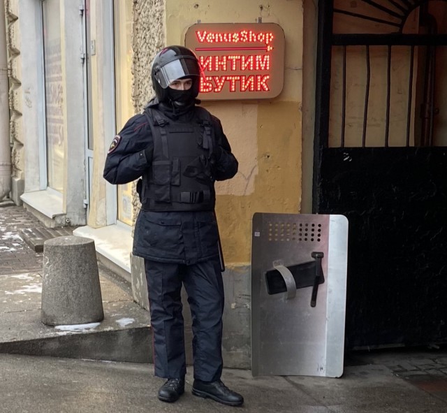 "Страна, которой нет" и "Полная дичь". Фото силовиков на фоне вывесок и надписей