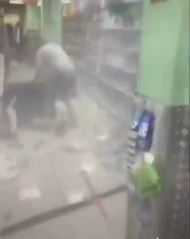 Обдолбанный мужик устроил дебош в магазине и... умер