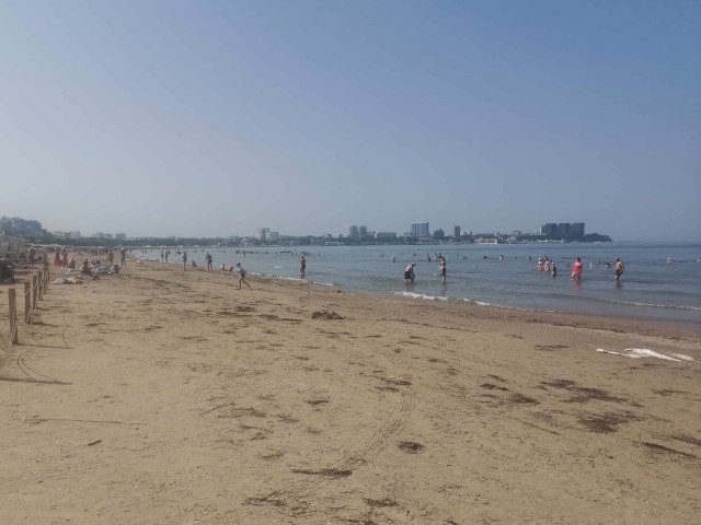 В Анапе что-то гадкое и черное льется из реки в море. Но всем пофигу
