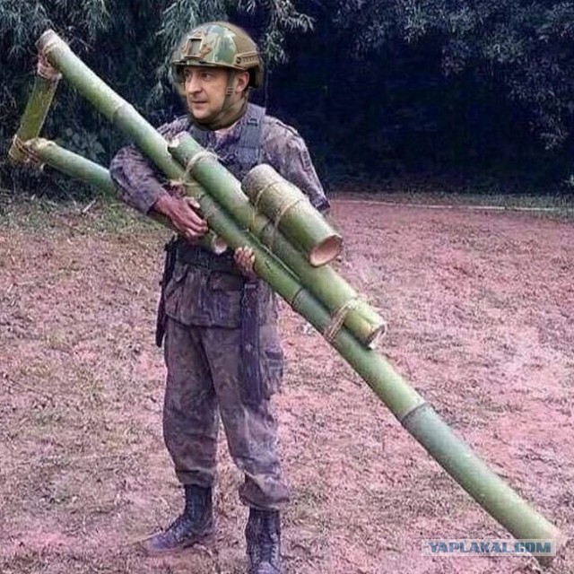 Украинские девушки продолжают проходить начальную военную подготовку