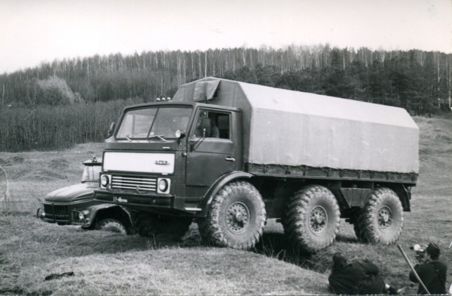 Лиам Нисон испытывает новейший автомобиль ЗиЛ 132-Р. 1974 год