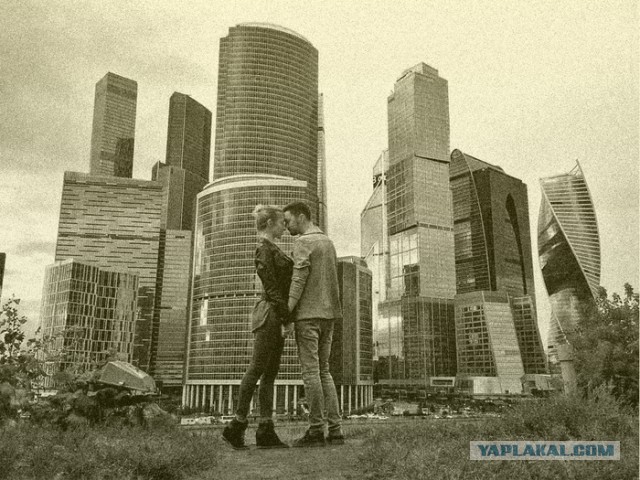 Молодая пара отдыхает на берегу реки. СССР, Сыктывкар, 1980-е