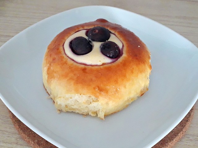 Пятничная ватрушка-бриошь с черникой