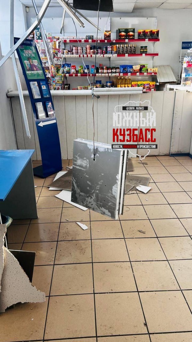 Подвесной потолок рухнул на мать с ребёнком в отделении «Почты России» в Кузбассе