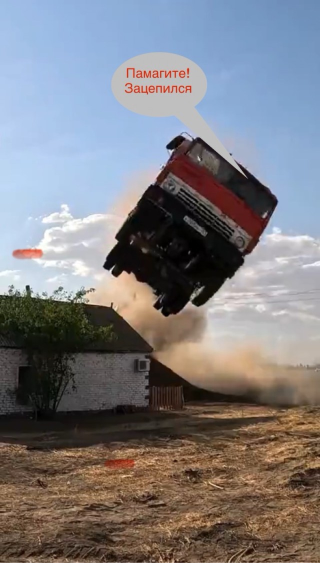 На КамАЗе через жилой дом