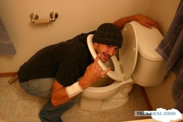 Бобслеист Джонни Куин застрял в лифте.