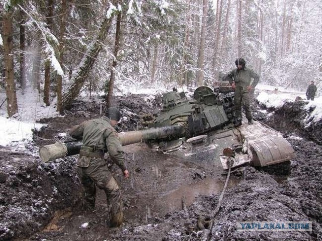 Под Новосибирском в грязи застрял танк