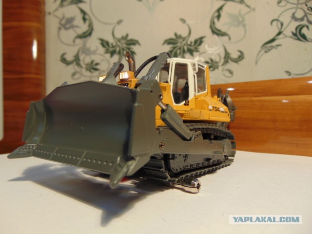 Mikromodellbau. Оживил стендовую модель бульдозера в масштабе 1/50.