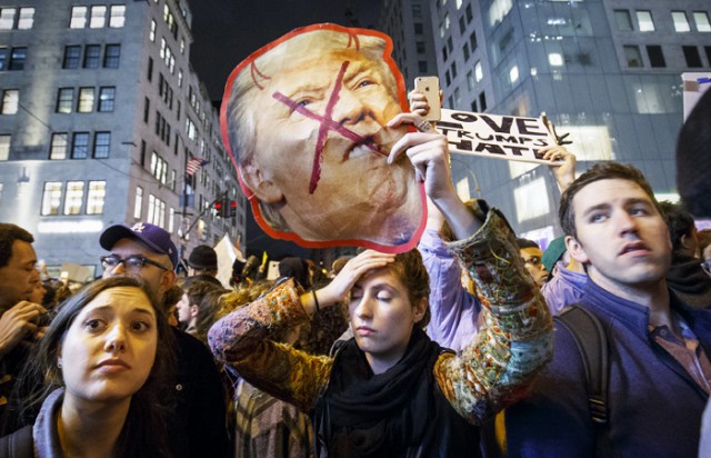 Тысячи человек приняли участие в акциях протеста против Трампа в США