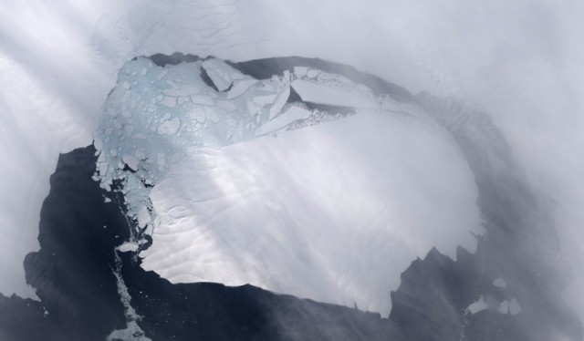 От Антарктиды откололся гигантский айсберг массой около триллиона тонн
