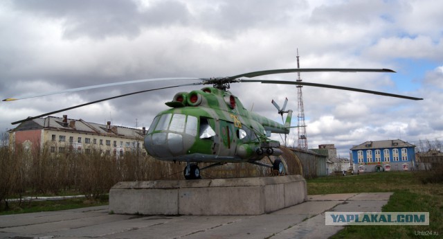 Самолет во дворе