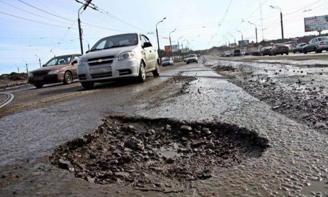 Мэрия подаст в суд на петрозаводского водителя, который, по мнению чиновников, слишком часто попадает в ямы на городских дорогах