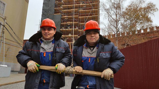 Кипящий битум вылили с крыши  на подростка в подмосковной Балашихе