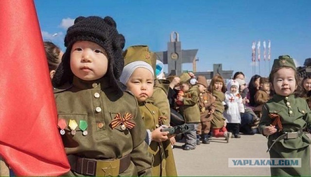 Пацан, 3 годика отроду, вот так решил поддержать день победы