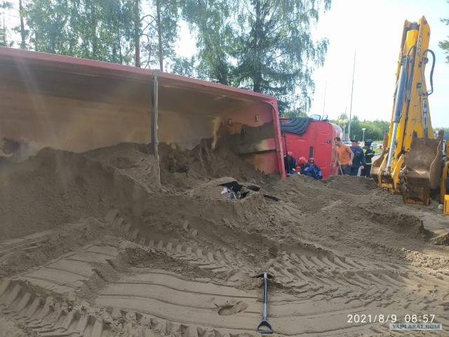 На трассе Ижевск - Воткинск грузовик с песком опрокинулся на «Ладу Гранту»
