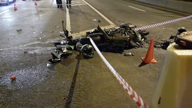 Два мотоциклиста разбились на Октябрьской набережной в Петербурге