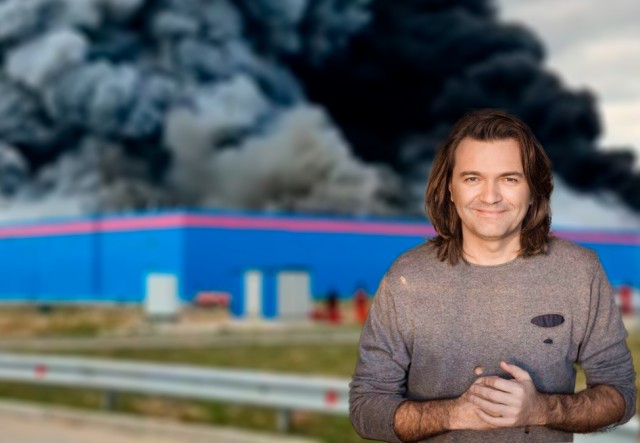 На Новорижском шоссе горит склад OZON