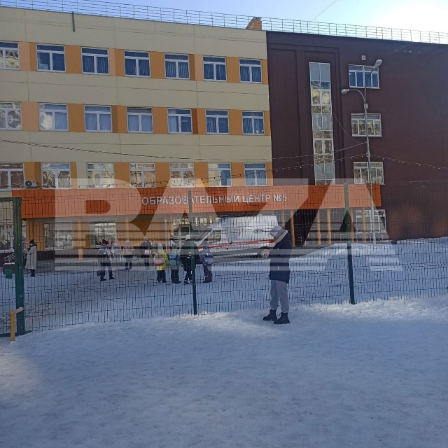 В челябинской школе на троих человек напали с молотками