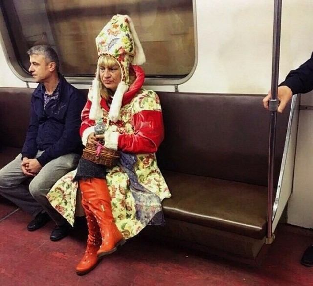 Модники, скрывающие свою неземную красоту в подземельях нашего метрополитена