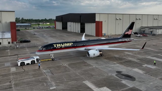 Cамолёт Трампа столкнулся с другим лайнером в аэропорту во Флориде