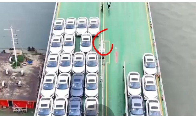 Залипательное: как на паром загружают сотни автомобилей (снято где-то в Китае).