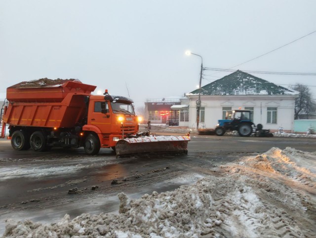 В Погарском районе активно расчищают дороги от снега